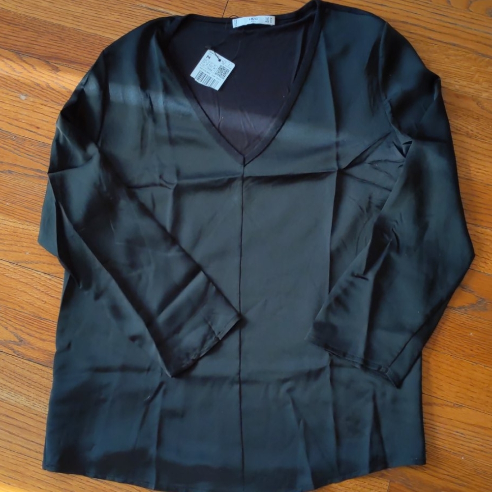 Long sleeve Mango suit V neck top. NWT